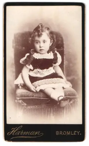 Fotografie Harman, Bromley, Porträt eines Kindes auf einem Stuhl