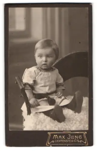 Fotografie Max Jung, Lichtenstein, Kleinkind mit aufmerksamen Blick