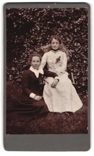 Fotografie unbekannter Fotograf und Ort, Zwei Frauen im Garten vor Efeu