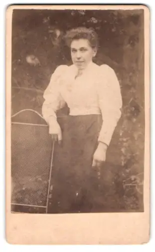 Fotografie unbekannter Fotograf und Ort, Frau in eleganter Kleidung