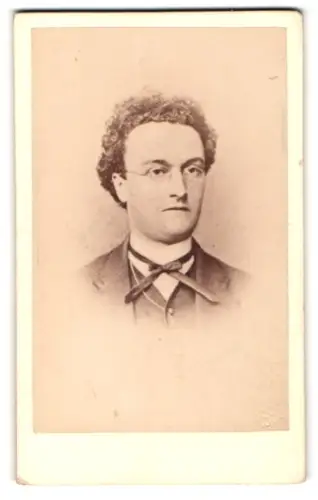 Fotografie unbekannter Fotograf und Ort, Porträt eines Mannes mit Brille