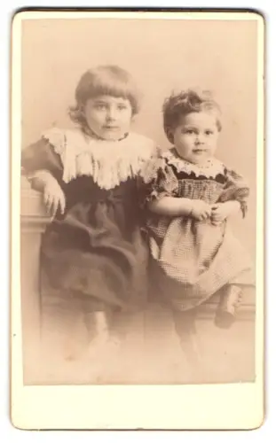 Fotografie unbekannter Fotograf und Ort, Zwei Kinder in festlicher Kleidung