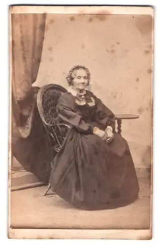 Fotografie unbekannter Fotograf und Ort, ältere Dame auf einem Stuhl sitzend