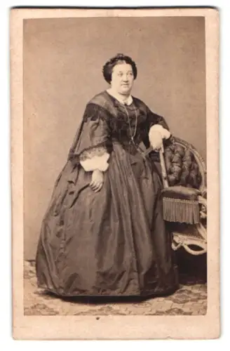 Fotografie unbekannter Fotograf und Ort, Dame im prächtigen Kleid