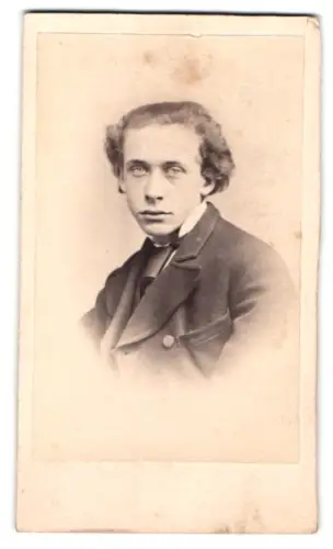 Fotografie unbekannter Fotograf und Ort, Porträt eines jungen Mannes