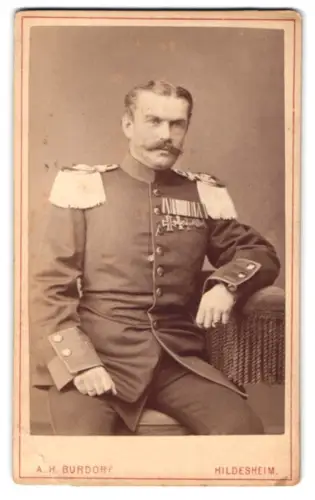 Fotografie A. H. Burdorf, Hildesheim, Neue Osterstrasse 10, Major im Waffenrock mit grosser Ordensspange