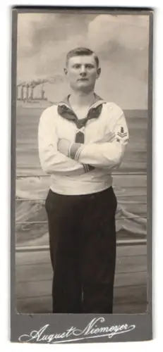 Fotografie August Niemeyer, Geschützführer der Kaiserlichen Marine in Uniform mit Kieler Kragen