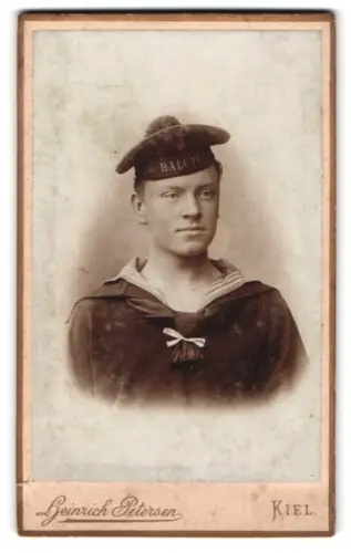 Fotografie Heinrich Petersen, Kiel, Dänische Strasse 42, britischer Matrose vom Kriegsschiff HMS Halcyon