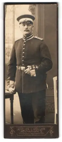 Fotografie Aterlier L. Müller, Rüstringen, Friederikenstr. 70, Soldat vom Seebataillon in Uniform mit Schirmmütze