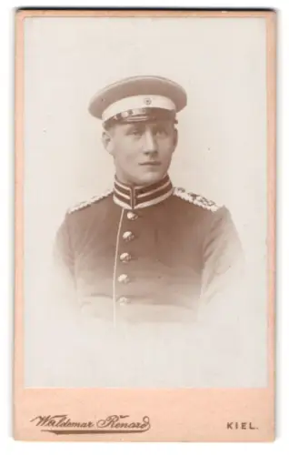 Fotografie Waldemar Renard, Kiel, Sophienblatt 18, Einjährig-Freiwilliger vom Seebataillon in Uniform m. Schirmmütze