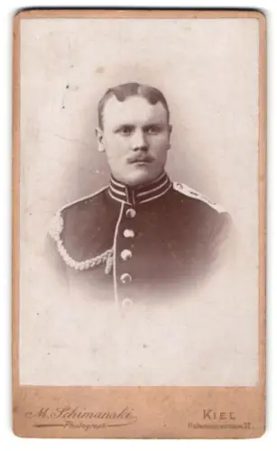 Fotografie M. Schimanski, Kiel, Holtenauerstrasse 32, Soldat vom Seebataillon in Uniform m. Schützenschnur 1. Stufe
