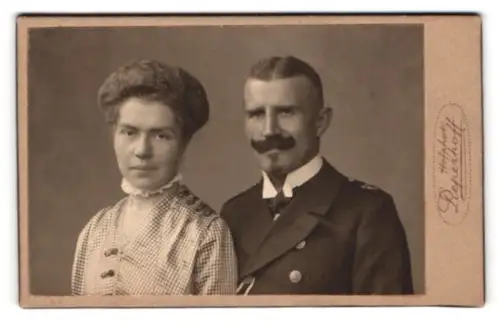 Fotografie Pieperhoff, Halle, Poststr. 15, Offizier der Marine in Uniform mit Band zum EK II 1914 un seiner Frau