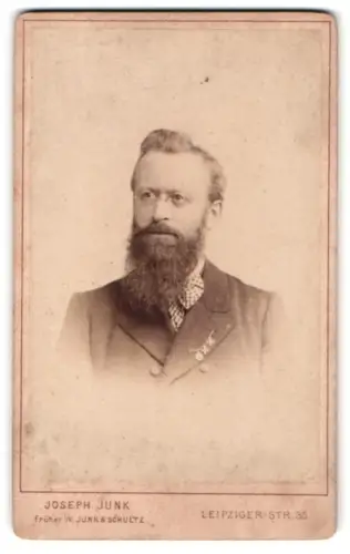 Fotografie Joseph Junk, Berlin, Leipziger-Str. 35, Veteran im Anzug mit Ehrenzeichen-Miniaturenkette