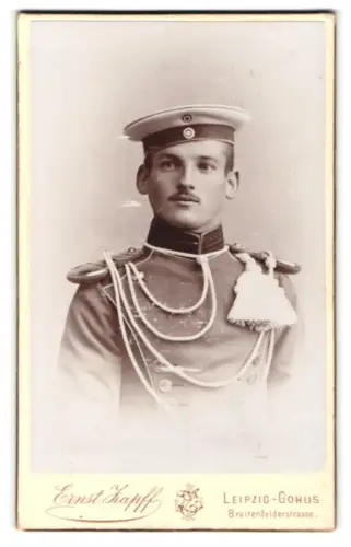 Fotografie Ernst Zapff, Leipzig, Eisenbahnstr. 47, Ulan in Uniform mit Krätzchen und Paraderabatte