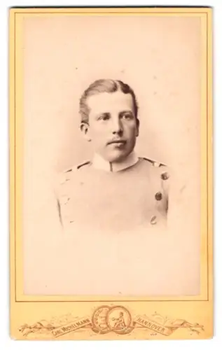 Fotografie Carl Michelmann, Hannover, Georgstrasse 1, Offizier Spangenberg im Überrock, Dragoner-Regiment Nr. 10