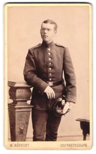 Fotografie W. Höffert, Dresden, See-Str. 21, Sächsischer Einjährig-Freiwilliger in Uniform mit Pickelhaube