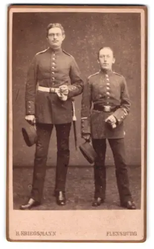 Fotografie H. Kriegsmann, Flensburg, Grosse Strasse 75, Zwei Einjährig-Freiwillige in Uniform mit Schirmmütze, Bajonett