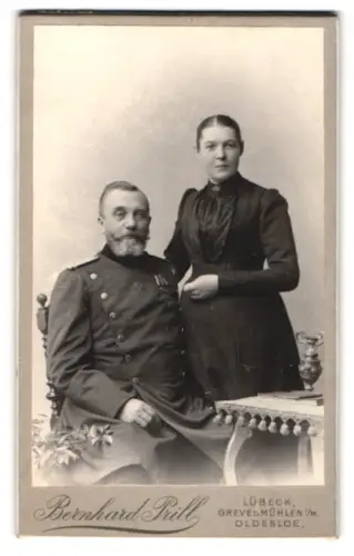 Fotografie Bernhard Prill, Lübeck, Breitestrasse 97, Offizier im Überrock mit KDM 1870/71 und 4 Gefechtsspangen