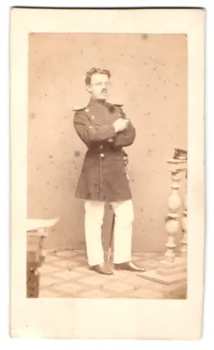 Fotografie A. H. Oetling, Celle, Hint. Brauhause, Offizier im Überrock mit Schirmmütze und Säbel
