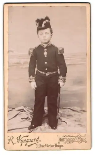 Fotografie R. Wyngaard, Boulogne /Mer, Rue Victor Hugo 21, Kind in französ. Offiziersuniform mit Säbel und Zweispitz
