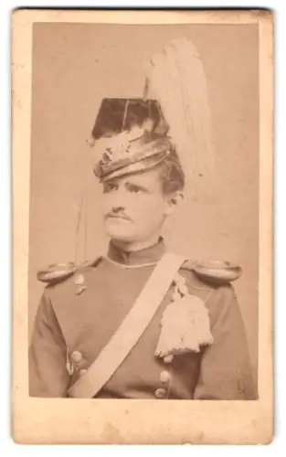 Fotografie Carl Vollmer, Verden, Hinterstrasse 45, Ulan in Uniform mit Tschapka und Paraderabatte