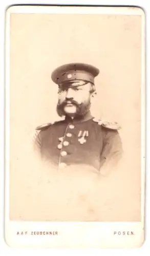 Fotografie A. & F. Zeuschner, Posen, Wilhelms-Strasse 25, Offizier in Uniform mit Schirmmütze und Erinnerungskreuz 1866