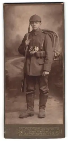 Fotografie E. W. Matthias Nachf., Seifhennersdorf i. S., Soldat in Feldgrau Uniform mit Helm, Tornister und Gewehr