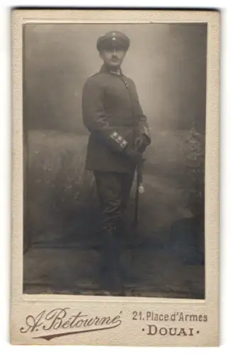 Fotografie A. Bétourne, Douai, Place d`Armes 21, Leutnant in Feldgrau Uniform mit Band zum EK II 1914 und Säbel