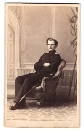 Fotografie C. Brasch, Berlin, Wilhelmsstr. 58, Offizier im Überrock mit Säbel