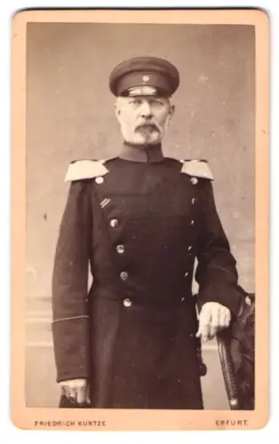 Fotografie Friedrich Kuntze, Erfurt, Anger 51, Offizier ab Major im Überrock mit Band zum EK II 1870 und Seitenwaffe