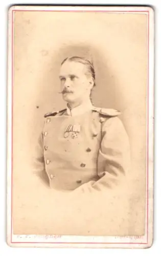 Fotografie F. P. Junginger, Neu-Ulm, An der Donaubrücke 2, Offizier Baumann im Überrock mit KDM 1870/71 und Ehrenzeichen