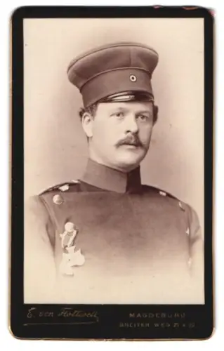 Fotografie von Flottewell, Magdeburg, Breiter Weg 21/22, Offizier im Überrock mit Schirmmütze und EK II 1870