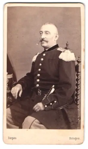 Fotografie Frat. Sorgato, Bologna, Via Miola 1079, italienischer Stabsoffizier in Uniform mit Säbel