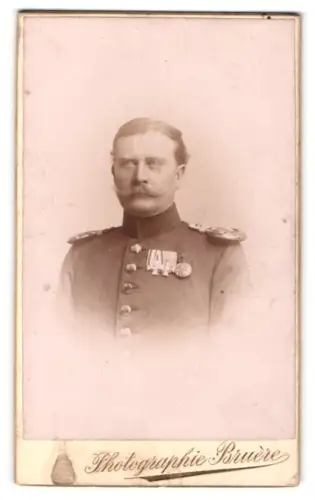 Fotografie Photographie Bruère, Metz, Rattenthurmstrasse 8, Offizier in Uniform mit 3 Ehrenzeichen, dabei Adlerorden
