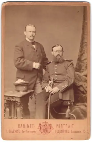 Fotografie H. Daseking, Oldenburg, Langestr. 15, Major Faltenreich in Uniform mit Schirmmütze und Säbel, 1882