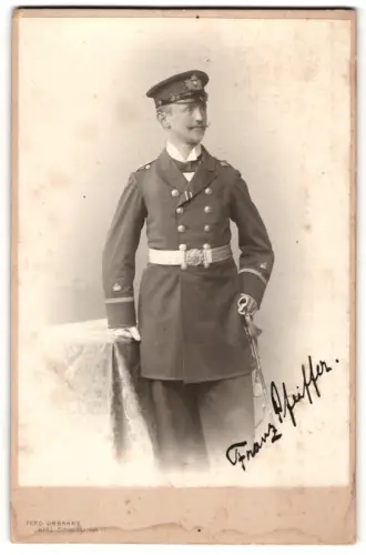 Fotografie Ferd. Urbahns, Kiel, Schlossgarten 17, Oberleutnant der Marine Franz Pfeiffer in Uniform mit Schirmmütze