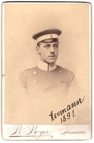 Fotografie B. Berger, Hannover, Schillerstr. 34, Offizier Graf Bussche-Ippenburg im Überrock mit Schirmmütze