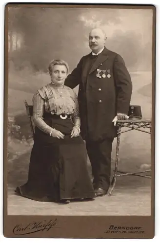 Fotografie Carl Kurfels, St. Veit a. d. Tr., Hauptstrasse, k.u.k. Veteran im Anzug mit Jubiläumsmedaille 1898