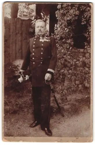 Fotografie unbekannter Fotograf und Ort, Major der Tiroler Standschützen in Uniform mit 5 Ehrenzeichen