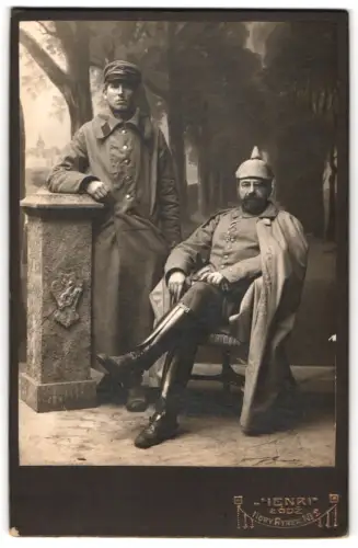 Fotografie Henri, Lódz, Nowy Rynek 2, Soldat in Feldgrau Uniform mit Pickelhaube mit Überzug und EK II 1914