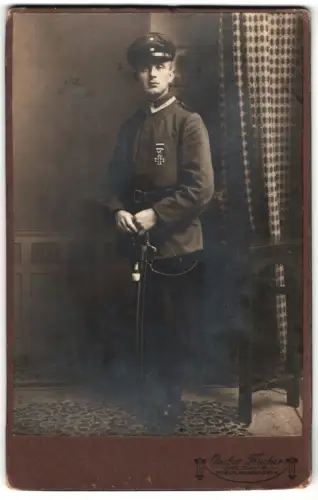Fotografie Gustav Fischer, Breslau, Friedr. Wilhelmstr. 4, Uffz. in Uniform mit EK II 1914, Schirmmütze und Säbel