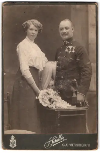 Fotografie F. Schiller, Wien, Mariahilferstr. 107, k.u.k. Hauptmann in Uniform mit Jubiläumskreuz 1908, 2 Ehrenzeichen