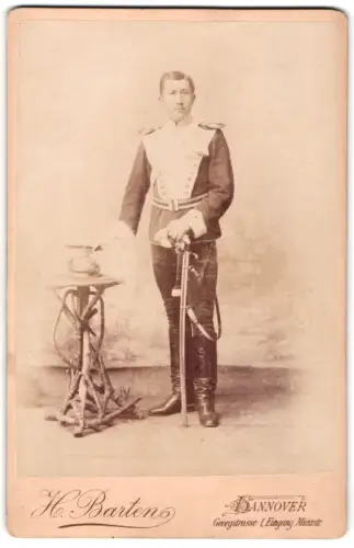 Fotografie H. Barten, Hannover, Georgstrasse 1, Ulan in Paradeuniform mit Tschapka, Paraderabatte und Säbel