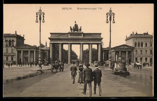 AK Berlin, Brandenburger Tor mit Strassenpartie