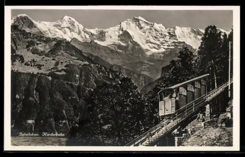 AK Interlaken, Harderbahn auf einem Viadukt vor Bergpanorama