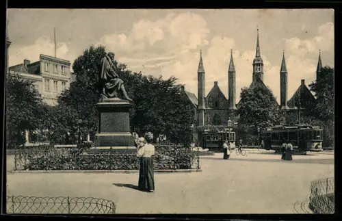 AK Lübeck, Blick auf das Heiligen-Geist-Hospital, Emanuel Geibel-Denkmal, Strassenbahn
