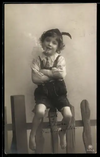 Künstler-AK Photochromie Nr. 2488/3: Junge in Lederhose sitzt auf einem Zaun und raucht eine Zigarre