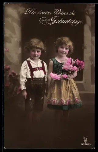 Künstler-AK Photochromie Nr. 3320/4: Junge und Mädchen gratulieren mit Blumen zum Geburtstag