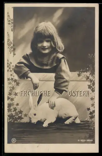 Künstler-AK Photochromie Nr. 583-5849: Mädchen streichelt einen Hasen, Fröhliche Ostern