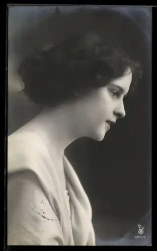 Künstler-AK Photochromie Nr. 2202/2: Seitenporträt einer jungen Frau